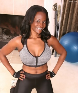 Hot Ebony mature starts masturbating right after training