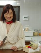 Sexy Asian mature woman prefers to cook fully naked