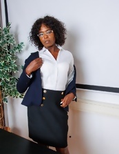 Black MILF with a banging figure playing with her pussy